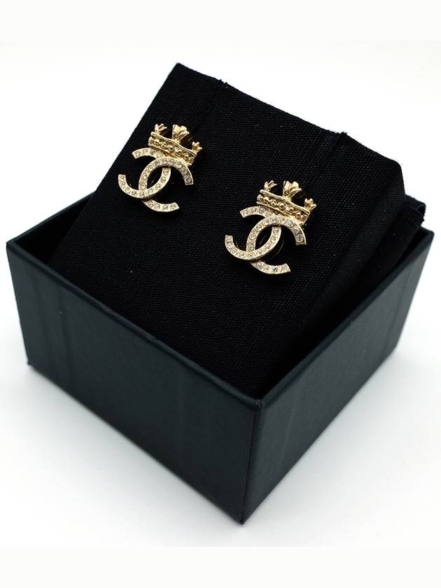 cubic CC logo crown earrings gold - CHANEL - BALAAN.