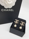 CC Metal Logo Pearl Earrings Gold - CHANEL - BALAAN 2