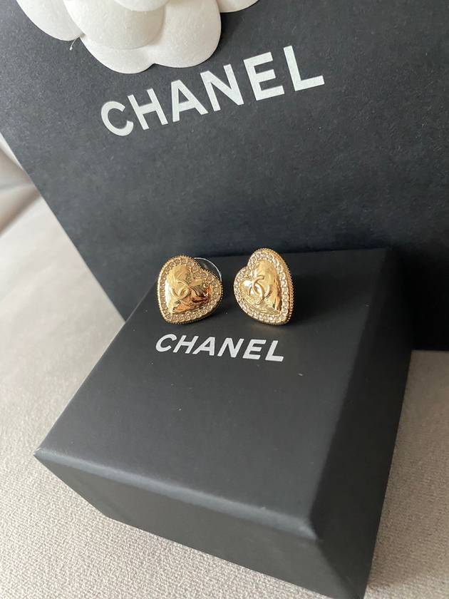 CC logo heart stud earrings gold - CHANEL - BALAAN 8