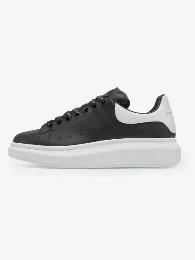 Oversized Leather Tab Low Top Sneakers Black - ALEXANDER MCQUEEN - BALAAN 2