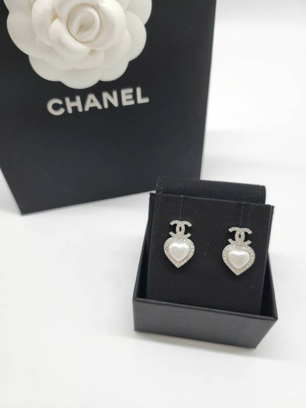 CC Logo Heart Pearl Earrings Silver - CHANEL - BALAAN 2