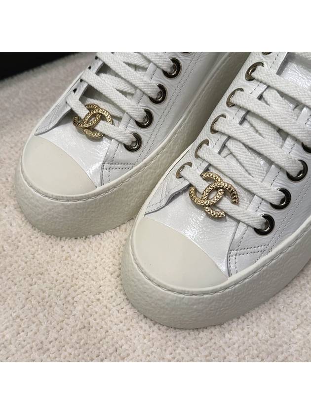 Women's Sneakers Patent White CC Gold Plated Spears - CHANEL - BALAAN 4