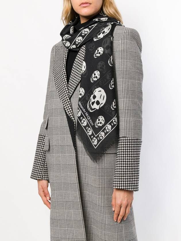 Women's White Skull Pattern Muffler Black - ALEXANDER MCQUEEN - BALAAN 3