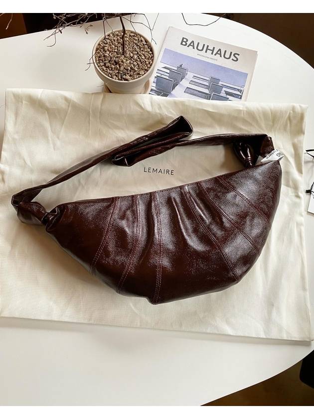 Medium Croissant Cross Bag Chocolate Fondant - LEMAIRE - BALAAN 3