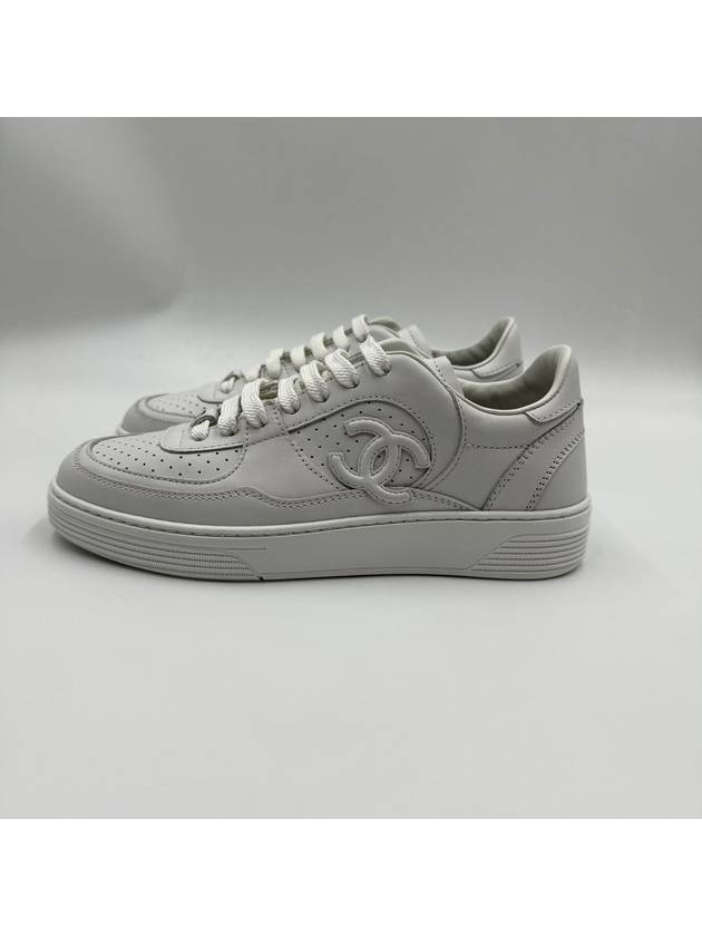 CC Logo Calfskin Low Top Sneakers White - CHANEL - BALAAN 6