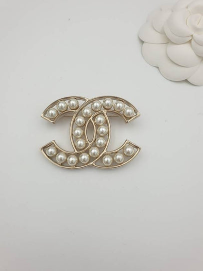 CC logo pearl brooch gold A64978 - CHANEL - BALAAN 2