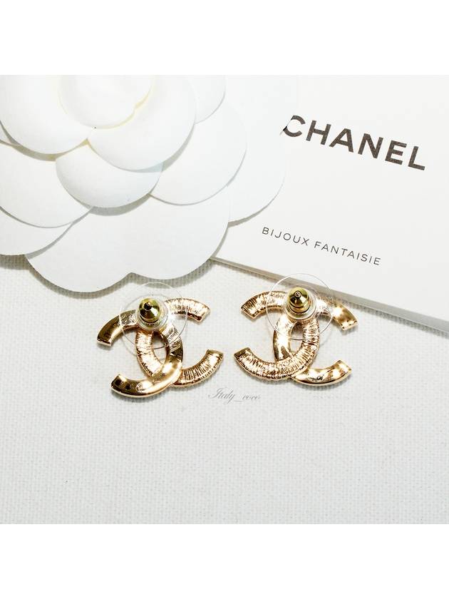 CC Logo Vintage Gold Black Metal Earrings ABC944 B16086 NW195 - CHANEL - BALAAN 4