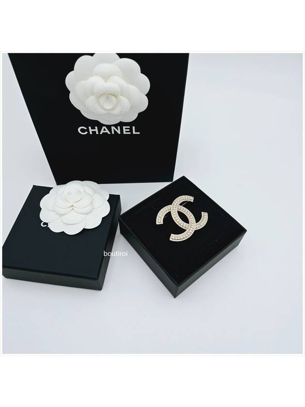 CC Logo Crystal Brooch Silver - CHANEL - BALAAN 4