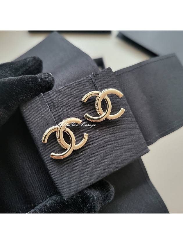 Classic CC logo side crystal earrings champagne gold ABB798 - CHANEL - BALAAN 3