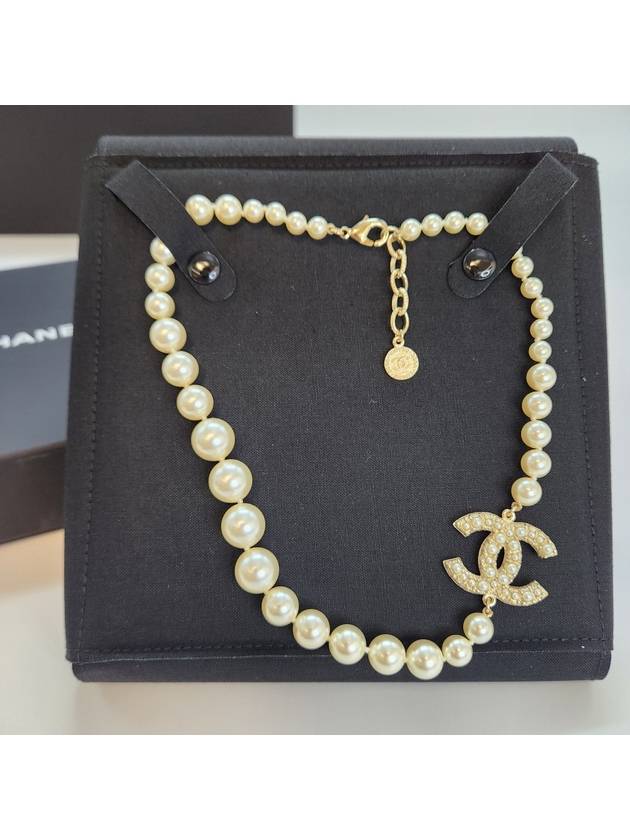 Necklace Metal Glass Pearls Resin & Gold Pearly White Crystal - CHANEL - BALAAN 5