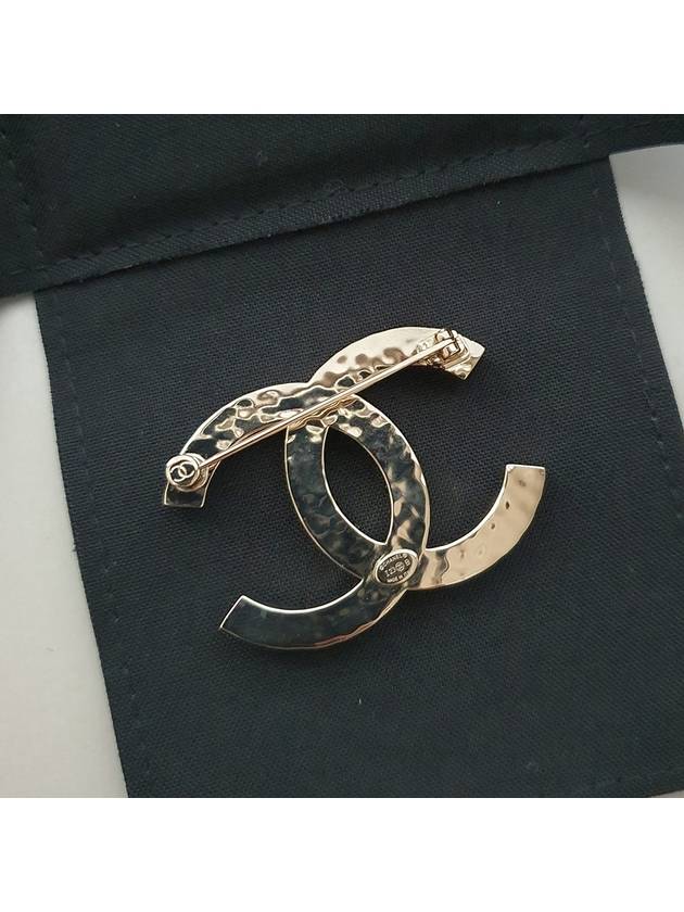 Pearl crystal CC logo brooch - CHANEL - BALAAN 6