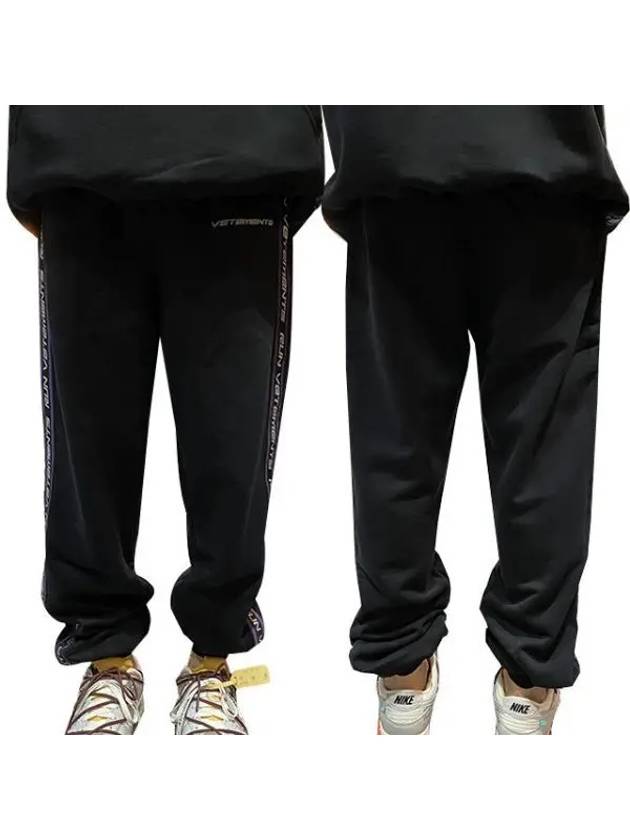 Logo Tape Jogger Pants UA52PA300B BLACK 270103 1094794 - VETEMENTS - BALAAN 1