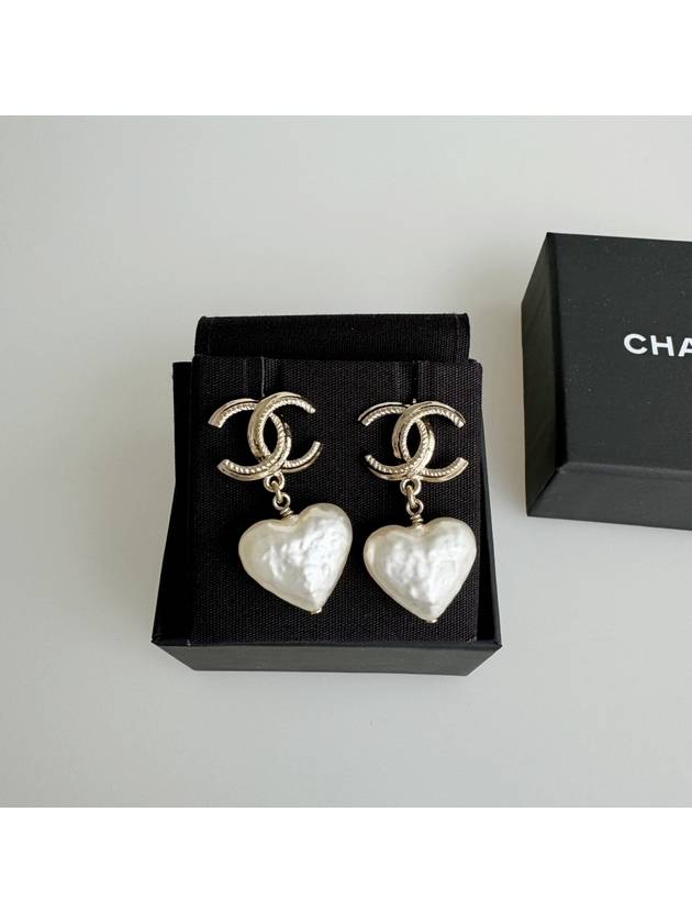 Women's CC Logo Heart Pearl Gold Earrings Pearly White - CHANEL - BALAAN 5