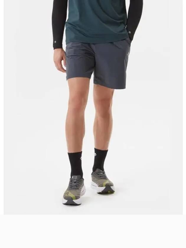 Running Essentials 4 5 Shorts Dark Gray SP323RHP71 - DESCENTE - BALAAN 1