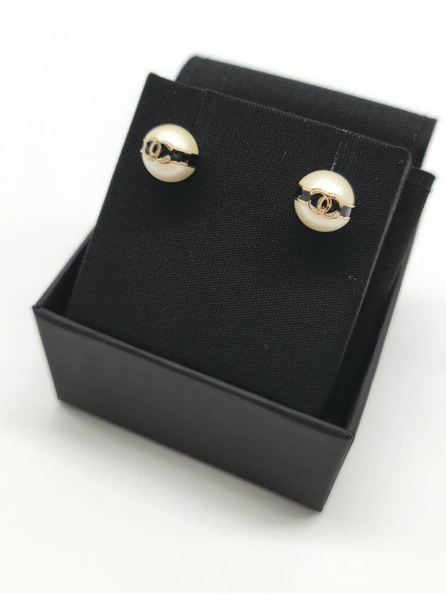 Stud Earrings Metal Resin Gold Pearly White - CHANEL - BALAAN 7