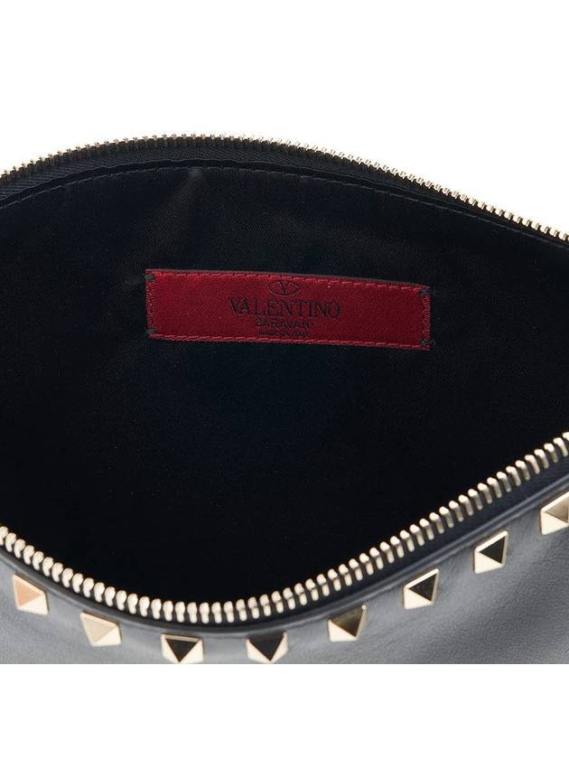 Rockstud Clutch Bag Black - VALENTINO - BALAAN.