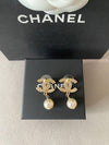 CC Metal Logo Pearl Earrings Gold - CHANEL - BALAAN 6