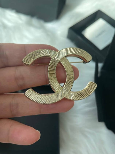 Gold metal CC logo brooch AB8805 - CHANEL - BALAAN 2