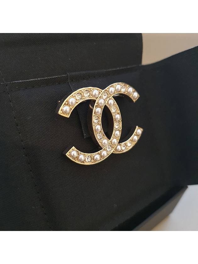 Pearl crystal CC logo brooch - CHANEL - BALAAN 4