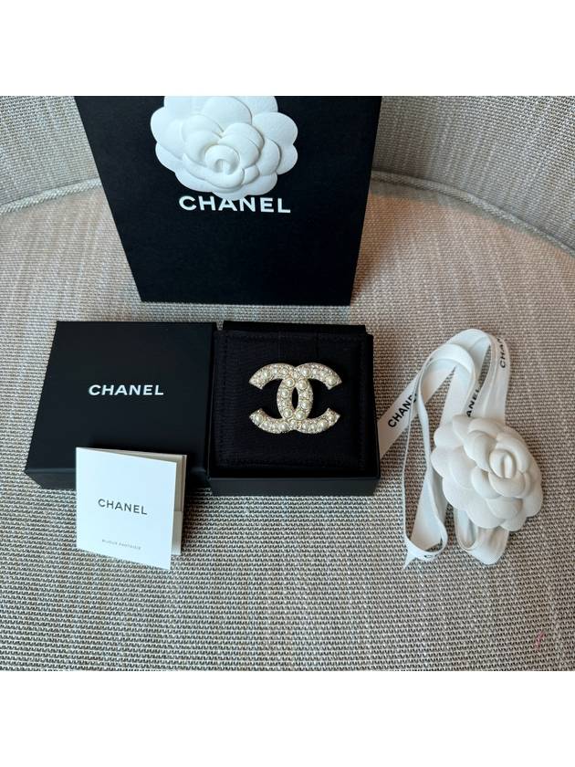 Classic CC logo pearl brooch gold A64762 - CHANEL - BALAAN 5