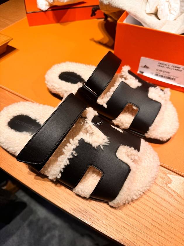 Chypre Shearling Calfskin Sandals Beige Black - HERMES - BALAAN 3