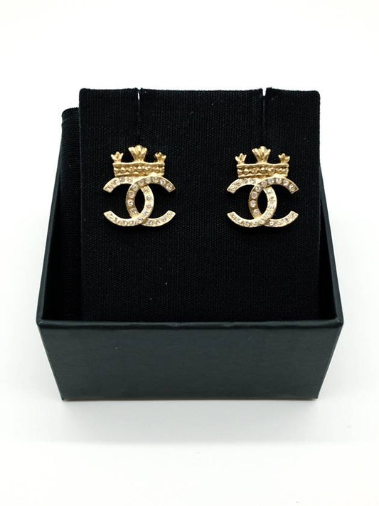 cubic CC logo crown earrings gold - CHANEL - BALAAN.