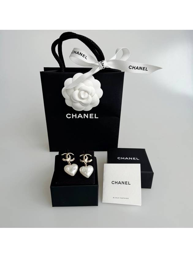 Women's CC Logo Heart Pearl Gold Earrings Pearly White - CHANEL - BALAAN 11