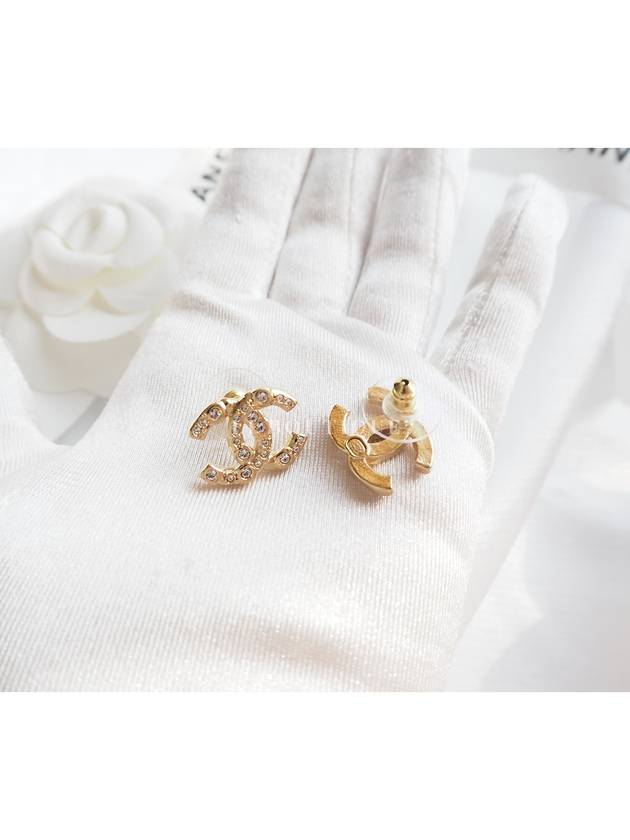 CC logo stud earrings gold - CHANEL - BALAAN 7