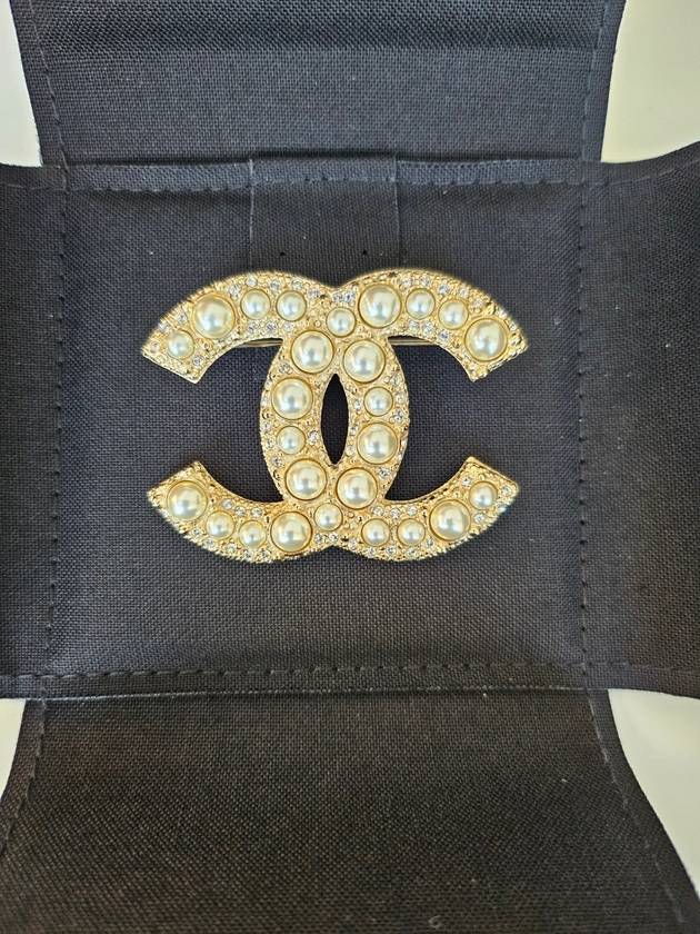 CC Logo Pearl Crystal Brooch Gold - CHANEL - BALAAN 3