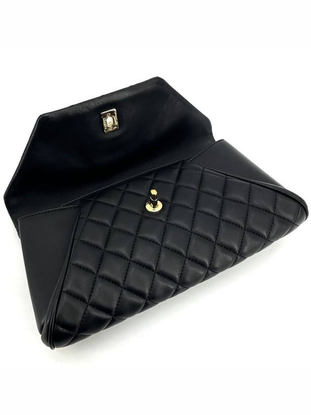 Lambskin flap clutch - CHANEL - BALAAN 6