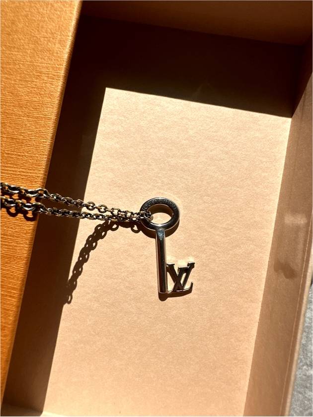 OS LV Men s Oval Key Necklace Pendant Silver M00678 - LOUIS VUITTON - BALAAN 6