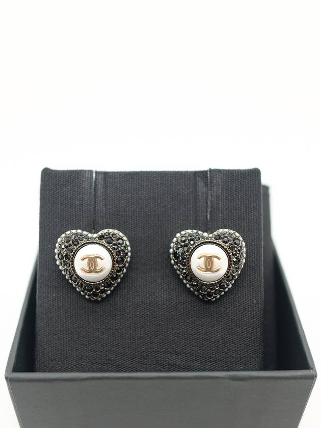 CC Heart Pearl Cubic Earrings Black Gold - CHANEL - BALAAN 2