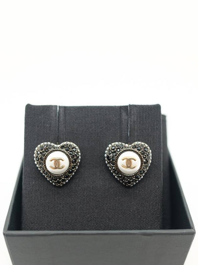 CC Heart Pearl Cubic Earrings Gold Black - CHANEL - BALAAN 2