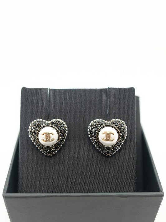 CC Heart Pearl Cubic Earrings Black Gold - CHANEL - BALAAN.