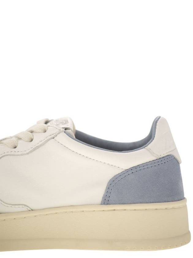 MEDALIST LOW - White leather and suede sneakers in powder - AUTRY - BALAAN 7