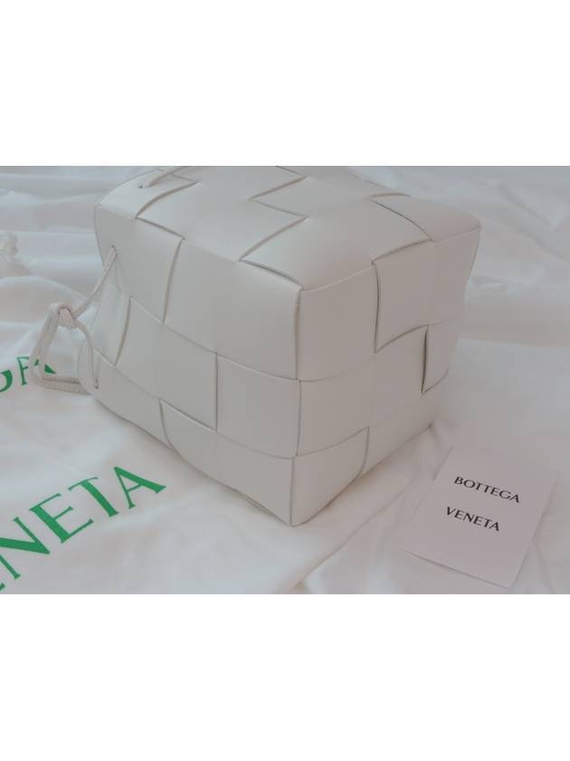 Intrecciato Cassette Small Bucket Bag White - BOTTEGA VENETA - BALAAN 5