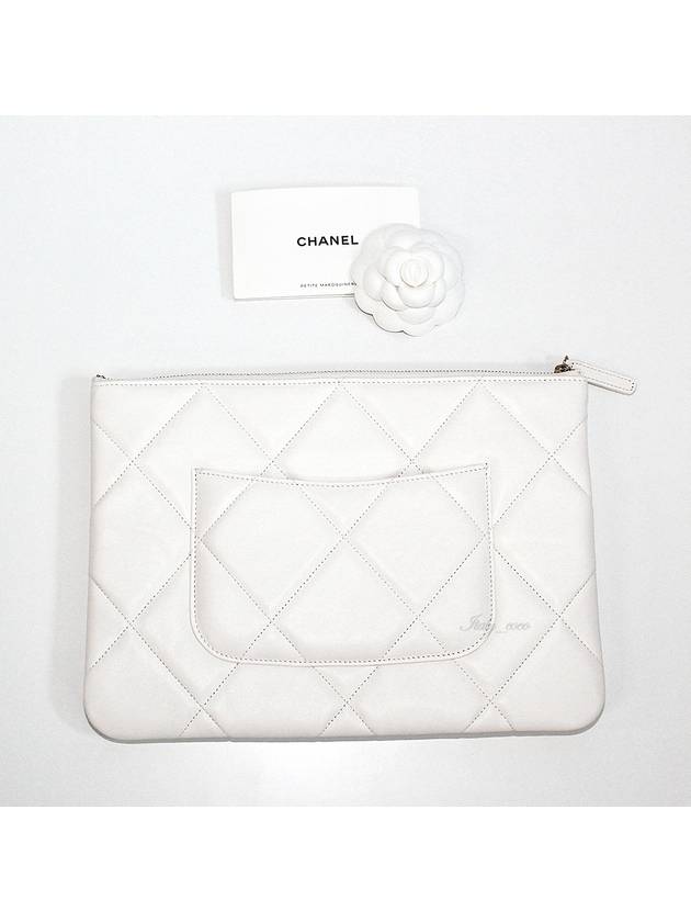 19 Lambskin medium clutch bag white - CHANEL - BALAAN 6