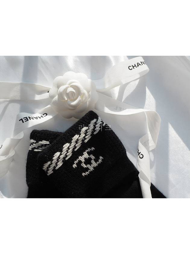 CC Logo Cashmere Gloves Black White AA8450 - CHANEL - BALAAN 7