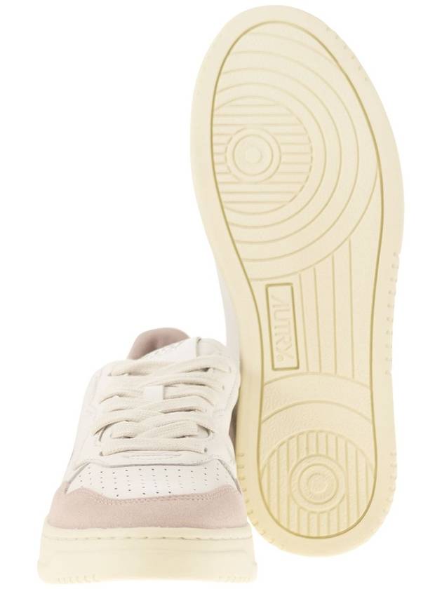 MEDALIST LOW - White leather and suede sneakers in powder - AUTRY - BALAAN 5