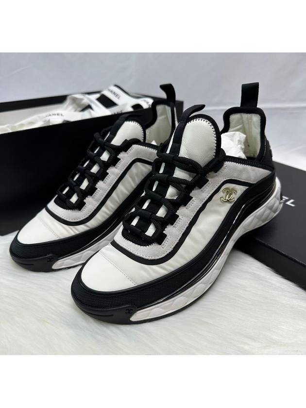 CC Logo Mixed Fiber Low Top Sneakers Black White - CHANEL - BALAAN 3