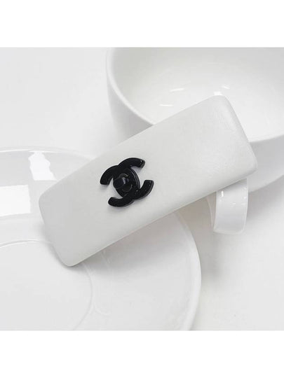 Black CC Logo White Leather Hairpin 4VCHA17991 - CHANEL - BALAAN 2