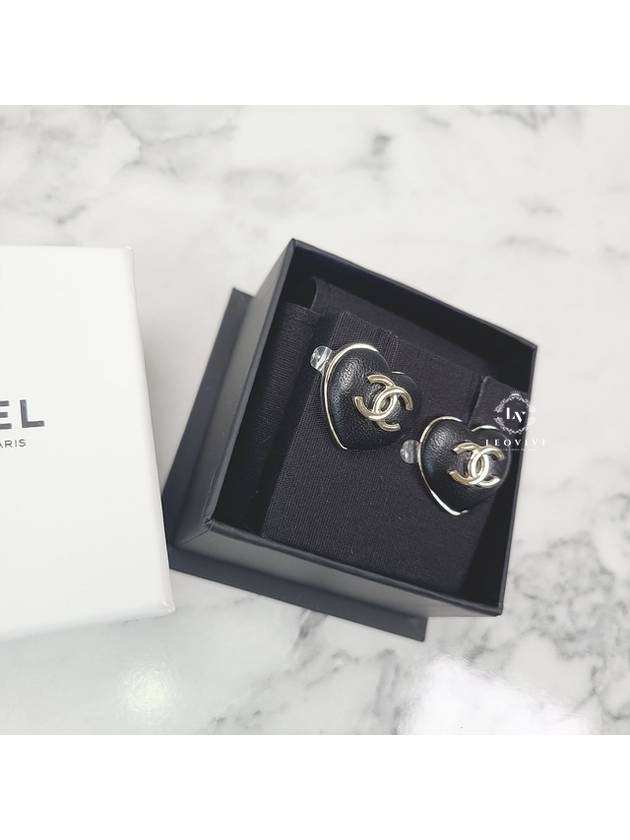 Cambon Package Heart CC Logo Bold Leather Lambskin Earrings Earrings Black Gold AB9479 - CHANEL - BALAAN 4