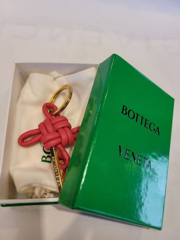 Gold Triangle Knot Key Holder Cranberry - BOTTEGA VENETA - BALAAN.