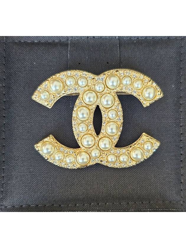 CC Logo Pearl Crystal Brooch Gold - CHANEL - BALAAN 2