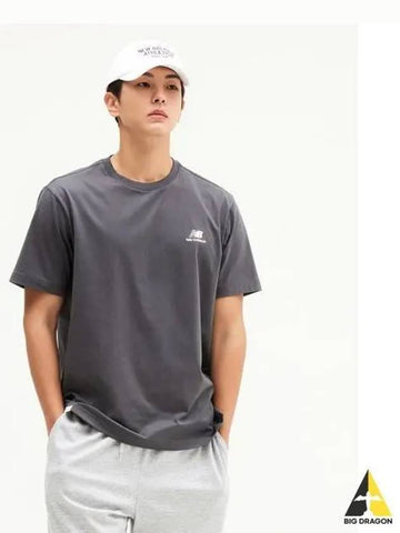 NBNEE21013 UNI Essential Small Logo Short Sleeve T Shirt STANDARD FIT DGRAY - NEW BALANCE - BALAAN 1