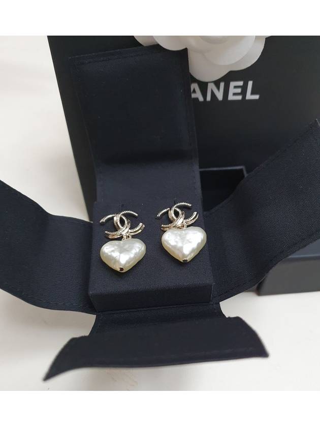 Women's CC Logo Heart Pearl Gold Earrings Pearly White - CHANEL - BALAAN 3