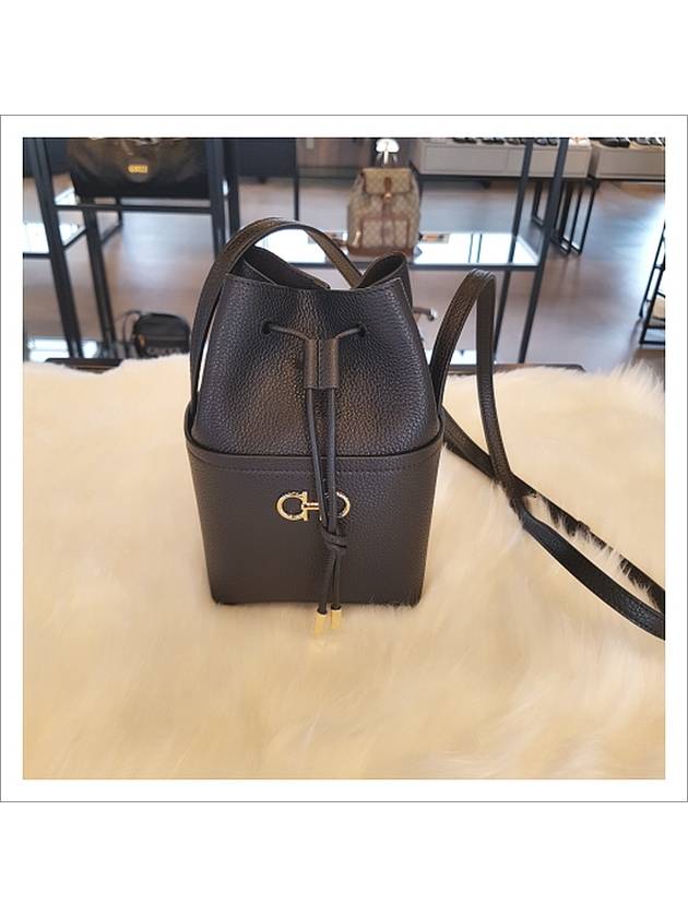 Women's Gold Gancini Logo Cross Bucket Bag Black 759566 NERO - SALVATORE FERRAGAMO - BALAAN 1