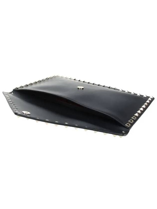 Envelope Rockstud Clutch Bag Black - VALENTINO - BALAAN.