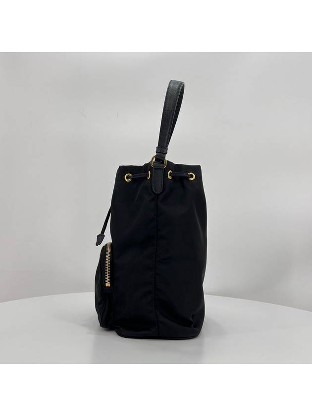 Triangle logo nylon tesuto bucket bag black large - PRADA - BALAAN 7