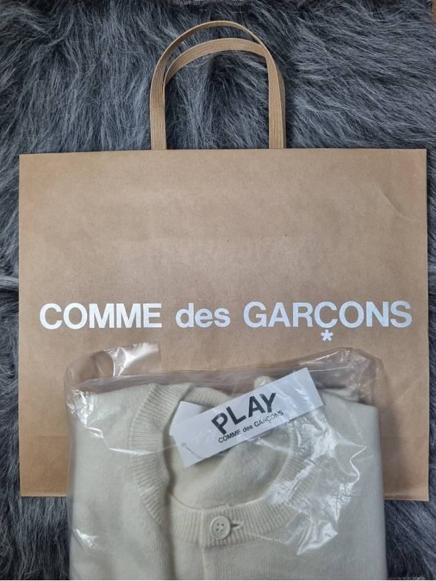 Play Comme des Gar ons Men and Women White Heart Knit Cardigan Natural AX N065 051 3 - COMME DES GARCONS PLAY - BALAAN 4